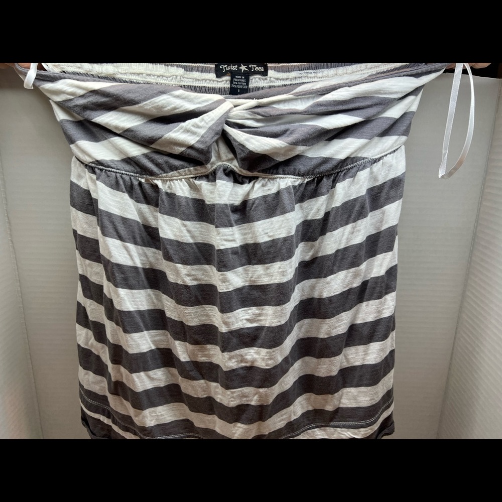 Strapless gray and white shirt
